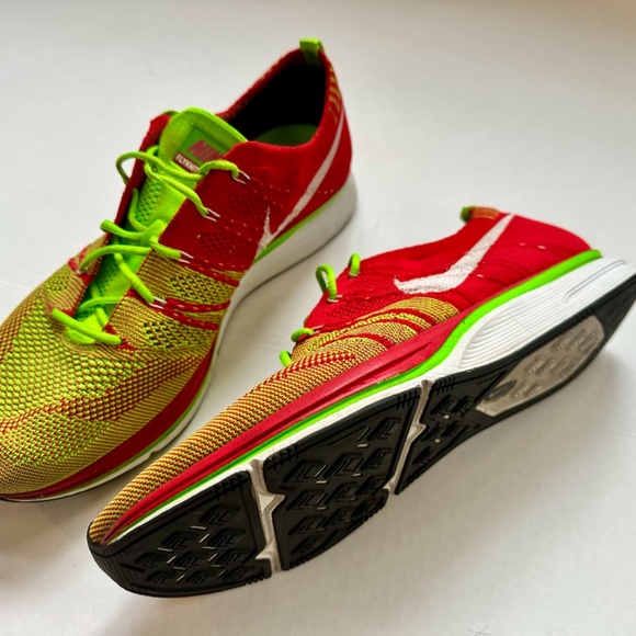 NIKE FlyKnit Trainer Mens size 10 Red/Volt - Picture 5 of 6